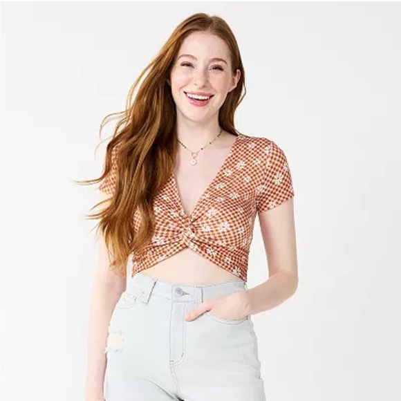 SO Women’s Juniors Brown White Daisy Check Print Short Sleeve Crop Twist Tee - Picture 2 of 7